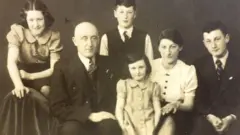 Mirjam (no centro, no primeiro plano) e sua família