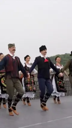 Mladi iz Srbije igraju kolo na Kineskom zidu.