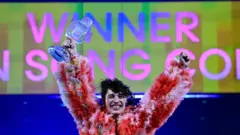 Nemo kupasını kaldırıyor