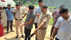 घटनास्थळी पाहणी करताना पोलीस.