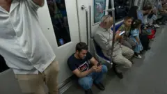 مسافران در مترو تهران