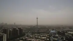 نمای کلی از تهران در حالی که به خاطر افزایش آلودگی هوا مه گرفته است 