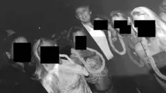 斜めに撮影された白黒写真。トランプ氏を中心に、顔を黒塗りされた女性たちが並んでいる。トランプ氏の隣の女性は腹部があらわなタンクトップを着て、トランプ氏はその人の腰に手をまわしている