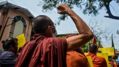 မန္တလေးသံဃသမဂ္ဂသပိတ်က သံဃာတွေဖမ်းဆီးခံရတဲ့သံဃာ ၅ ပါးထက်မနည်း ရှိနေပါပြီဖြစ်ပါတယ်။