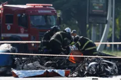 Bombeiros trabalham no local onde um pequeno avião caiu na Avenida Marques de São Vicente, em São Paulo