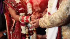 உத்தரப் பிரதேசத்தில் ஒரே நாளில் தாய் மகள் இருவருக்கும் திருமணம்