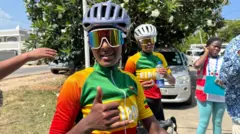 ድገ ብሕብርታት ባንዴራ ኢትዮጵያ ዝተሰርሐ ማልያ ገይራ ዓባይ ዓባይቶኣ ኣውጺአ ናብ ካሜራ እናጠመትት፡ ካልእ ጓል ጋንታኣ ብድሕሪታ ትርአ