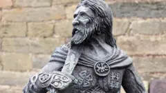 Статуя Оуайна Глиндура в Гвинеде