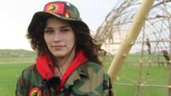 Cambria Harris sorrindo contidamente para foto,mdnslot freebetáreamdnslot freebetplanície gramada