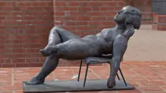 Statue einer nackten Frau