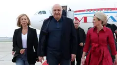 كان في استقبال عون وزوجته مدير المراسم في وزارة الخارجية الأمريكية وقائد قاعدة أندروز، إلى جانب دبلوماسيين لبنانيين.