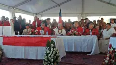 اولین نخست وزیر زن ساموآ مجبور شد داخل یک چادر سوگند یاد کند