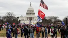 Manifestantes protestam em frente ao capitólio