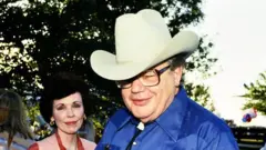 Nelson Bunker Hunt en el Rancho Southfork, Dallas, Texas (24 de septiembre de 1986).