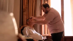 مردی در حال بررسی چشم مرد دیگری که روی صندلی نشسته است