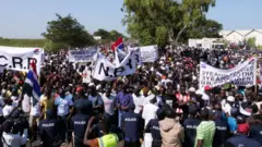 Le mouvement Jotna et les manifestants demandent au président de la Gambie de quitter le pouvoir le 19 janvier 2020
