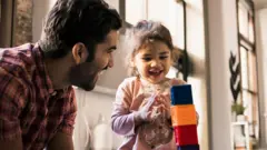 Pai brinca com filha