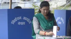 भोट खसाल्दै एक मतदाता।