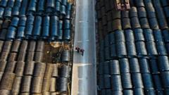 Una vista aérea muestra a personas caminando en un mercado mayorista de acero en Shenyang, en la provincia de Liaoning, noreste de China, el 11 de abril de 2024.