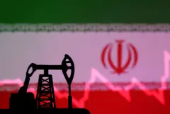 پرچم ایران در پس‌زمینه نمودار قیمت نفت و یک دکل نفتی