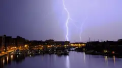 Raio durante tempestade em Eastbourne, no Reino Unido