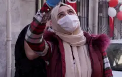 তুরস্কে ইফতারের মেনুতে পিডে নামের এই রুটি থাকতেই হবে। কিন্তু লকডাউনে সবকিছু বন্ধ। তার মধ্যেও এক বেকারি কর্মী মানুষের বাড়ি বাড়ি পৌছে দিচ্ছেন এই রুটি।