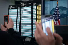 Tabelas mostram as 'tarifas recíprocas' que os EUA passaram a cobrar de outros países