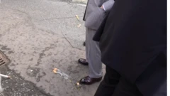 ব্রিটিশ রাজা তৃতীয় চার্লস এর পায়ের সামনে ভাঙা ডিম পড়ে আছে