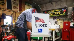 Un ciudadano en Iowa deposita su voto