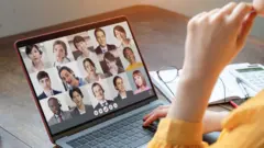 Mulher falando com colegas de trabalho em videoconferência