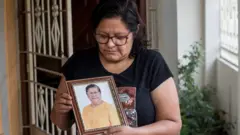 Elsa Maldonado tenant un portrait de sa mère