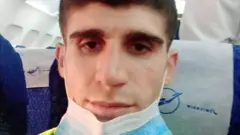 منذ 2017، علق محمد عائشة على متن سفينة شحن مهجورة قبالة السواحل المصرية. لكن الأزمة انتهت وتمكن البحار السوري من العودة لبلاده بعد سنوات عاش أغلبها وحيدا دون كهرباء. فما هي قصته؟