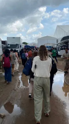 Pessoas do lado de fora de pavilhão da COP evacuado após incêndio