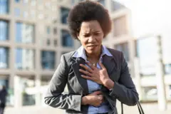 Femme qui se tient la poitrine