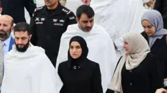 لطیفه دروبی همسر احمد شرع در کنار همسر وزیر خارجه (پشت سر) رزان صفور در کنارش