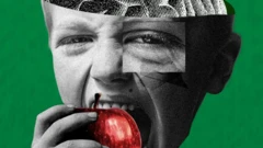 طفل يأكل تفاحة