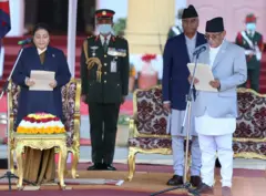 शपथ लिँदै प्रचण्ड