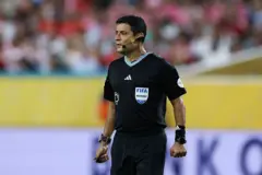 Árbitro em um jogo usando uma câmera