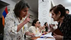 Ermənistanda seçkilərdə səsvermədə iki qadın söhbət edir