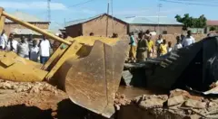 Waxa la arkayey qoysas badan oo alaabadooda halkaasi ka guranayey waxayna sheegeen in aanay garaneynin meel ay u guuraan laakin ay sheegeen in hadda lagu qasbay in ay halkaasi ka baxaan.