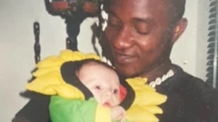 Hadeya Okeafor, nos braços do pai quando era bebê. Ela é branca e o pai é negro.