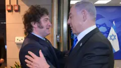 Javier Milei e Benjamin Netanyahu se abraçam
