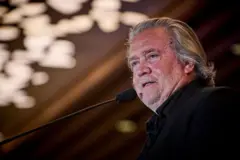 Steve Bannon falanado em um microfone.