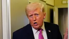 El presidente Donald Trump hablando con la prensa en el avión presidencia Air Force One