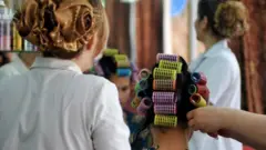 Awọn obinrin to n sẹ irun loge