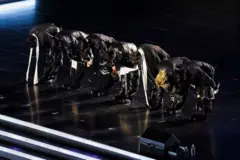 고개 숙여 인사하는 BTS 멤버들