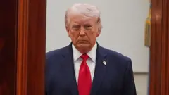 डोनाल्ड ट्रंप 