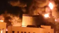 يتصاعد الدخان والنيران من مقر محطة توليد الكهرباء المركزية حزيز في محافظة صنعاء باليمن في لقطة الشاشة هذه المأخوذة من مقطع فيديو نُشر على وسائل التواصل الاجتماعي في 19 ديسمبر/ كانون أول 2024.