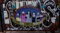 Mural no Centro Cultural Gabriela Mistral em Santiago, Chile.