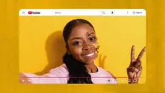 Una mujer sonriente en un video de YouTube con algunas partes de su rostro pixeladas
